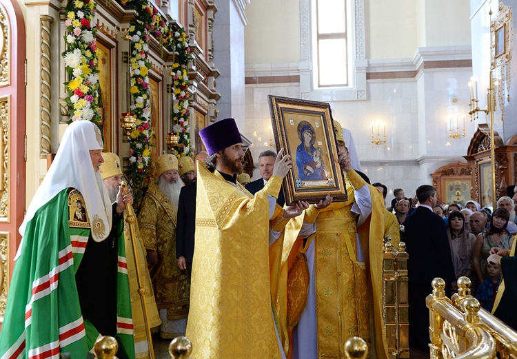 Образ Божией Матери из камня преподнесен в дар Святейшему Патриарху