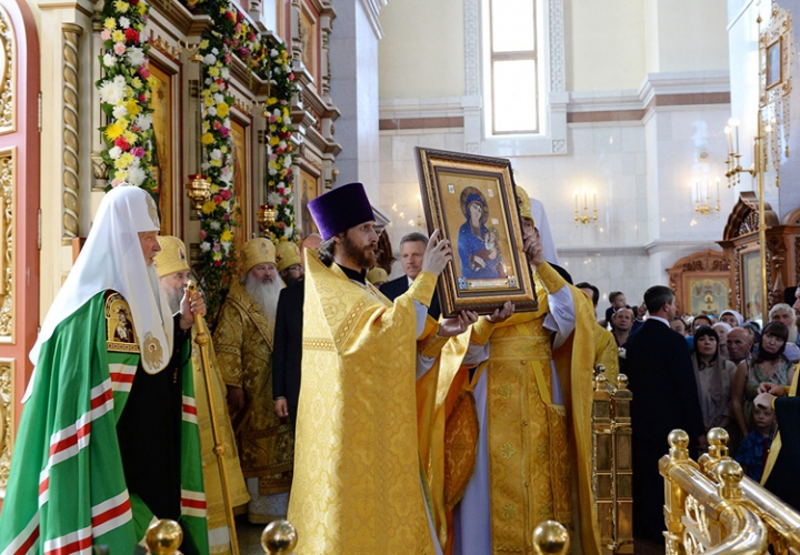 Образ Божией Матери из камня преподнесен в дар Святейшему Патриарху